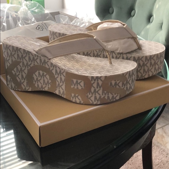 michael kors benny flip flops